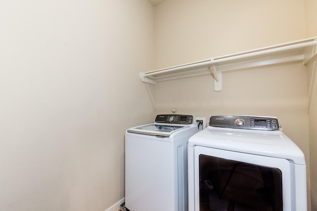 3531 Urban Woods Trl, Houston, TX 77008 - laundry room with washer and dryer and baseboards