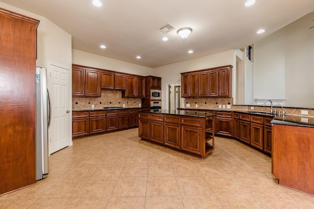 3531 Urban Woods Trl, Houston, TX 77008 - kitchen featuring stainless steel appliances, decorative backsplash, light tile patterned floors, recessed lighting, and a kitchen island