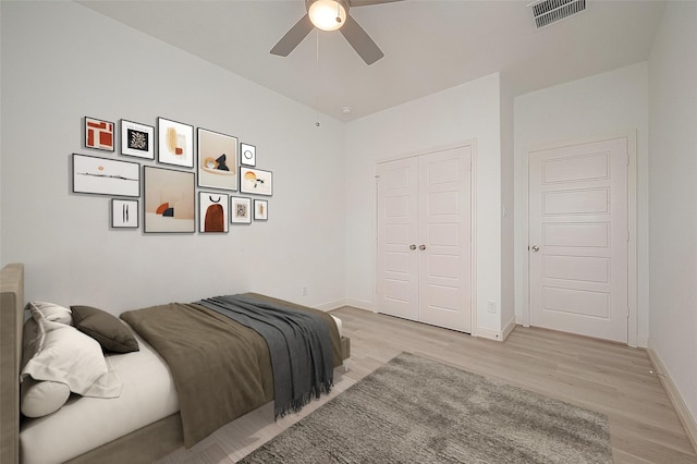 8918 Grovner Pl, Houston, TX 77055 - bedroom featuring light wood-type flooring, baseboards, a closet, and ceiling fan