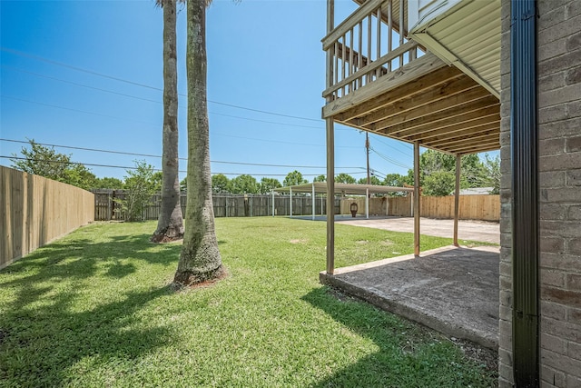 413 E Castle Harbour Dr W, Friendswood, TX 77546 - view of yard with a patio