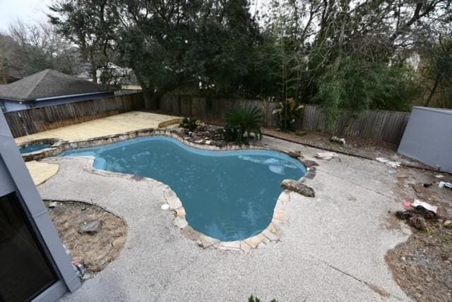 8115 Fondren Lake Dr, Houston, TX 77071 - view of swimming pool with a fenced backyard, a patio, and a pool with connected hot tub
