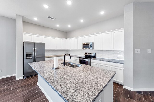 2410 Blazing Star Dr, Brookshire, TX 77423 - kitchen featuring stainless steel appliances, a sink, baseboards, wood tiled floors, and recessed lighting