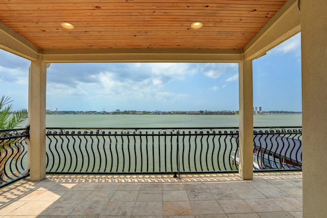 2466 Beacon Cir, League City, TX 77573 - balcony featuring a water view