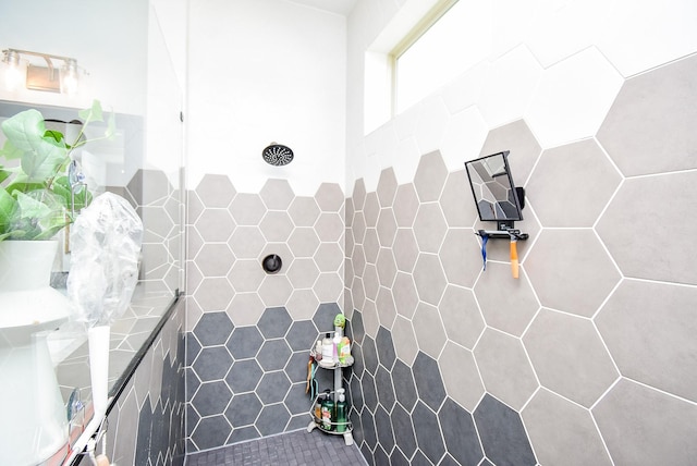 10914 Brambling Wood Dr S, Houston, TX 77043 - bathroom featuring tiled shower