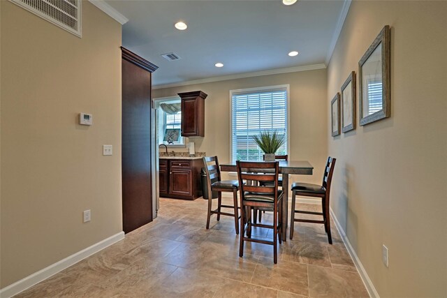 7000 Seawall Blvd Unit 914, Galveston, TX 77551 - dining space featuring crown molding, baseboards, and recessed lighting