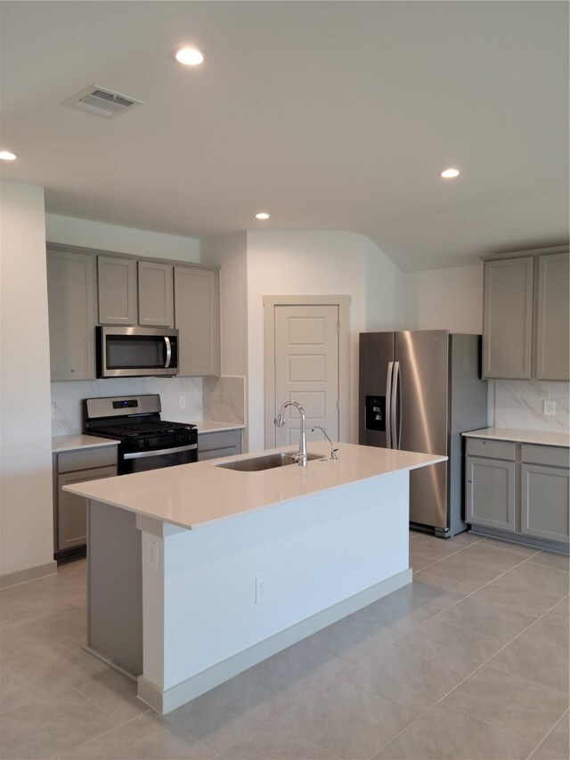 703 Alpine Falls Rd, Rosharon, TX 77583 - kitchen with stainless steel appliances, gray cabinets, a sink, decorative backsplash, and recessed lighting