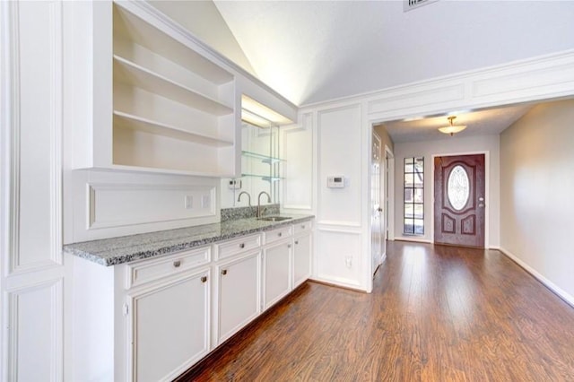 3838 Fawn Creek Dr, Houston, TX 77339 - bar with dark wood-style floors, a sink, vaulted ceiling, and baseboards