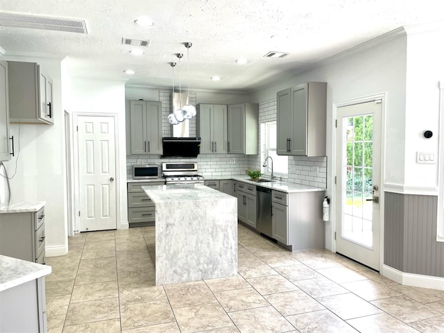 7802 Strathclyde Sound Rd, Houston, TX 77095 - kitchen with gray cabinets, stainless steel appliances, a sink, decorative backsplash, and a textured ceiling