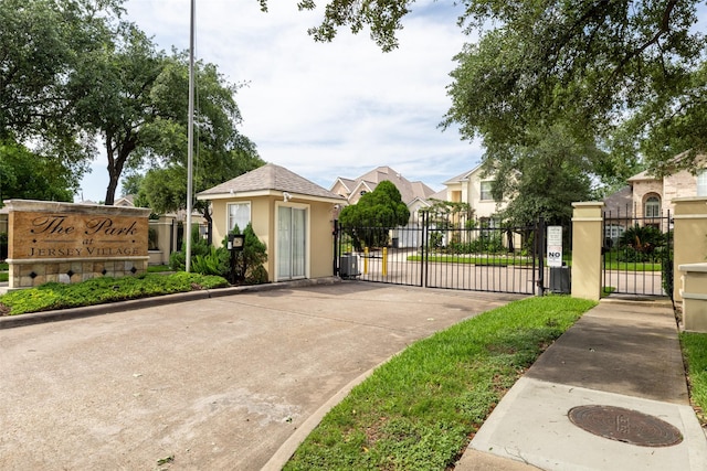 44 Parkway Pl, Houston, TX 77040 - gate featuring central AC