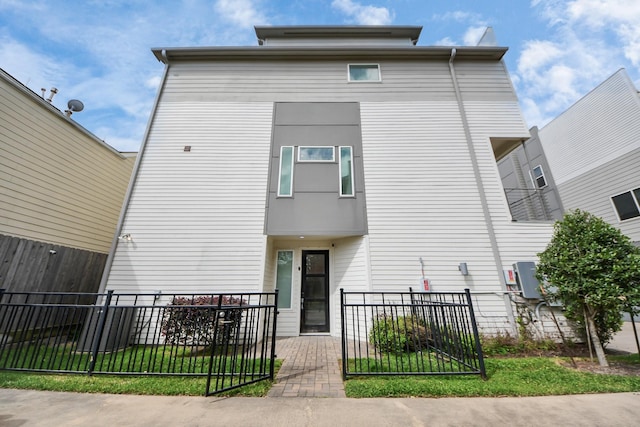 310 Eado Park Cir, Houston, TX 77020 - view of front facade with a fenced front yard and a gate