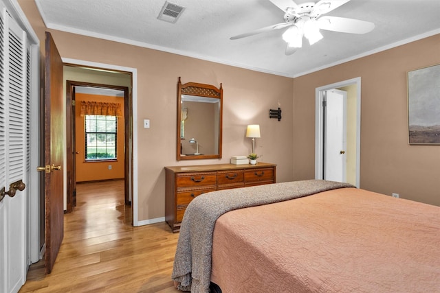 5614 Whipporwill Rd, Conroe, TX 77303 - bedroom featuring light wood-type flooring, crown molding, a ceiling fan, and baseboards