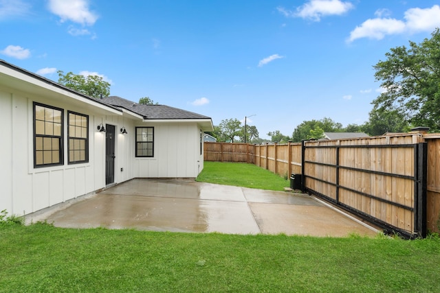 3734 Florinda St, Houston, TX 77021 - fenced backyard featuring a patio area