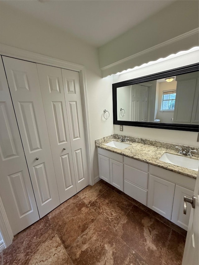 200 Wentworth Dr, West Columbia, TX 77486 - full bath with double vanity and a closet