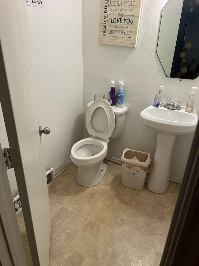14534 Morningside View Dr, Houston, TX 77047 - bathroom featuring toilet and baseboards