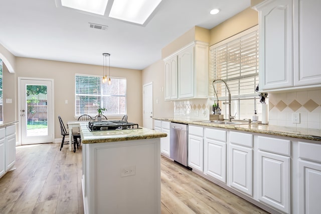 3006 Pecan Way Ct, Richmond, TX 77406 - kitchen with appliances with stainless steel finishes, a kitchen island, a sink, light wood-style flooring, and recessed lighting