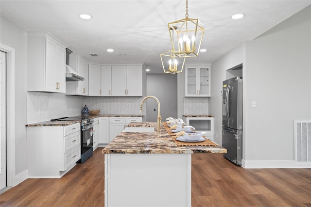 9035 N Point Dr, Beach City, TX 77523 - kitchen featuring appliances with stainless steel finishes, a sink, a center island with sink, backsplash, and baseboards