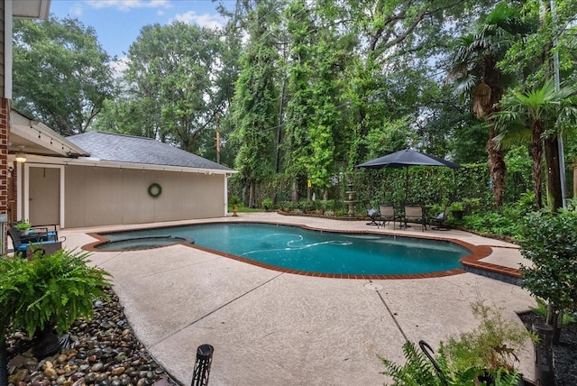 16610 Avenfield Rd, Tomball, TX 77377 - view of swimming pool featuring a patio and a pool with connected hot tub