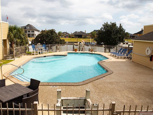 907 Davis Rd, League City, TX 77573 - community pool with a residential view and a patio area