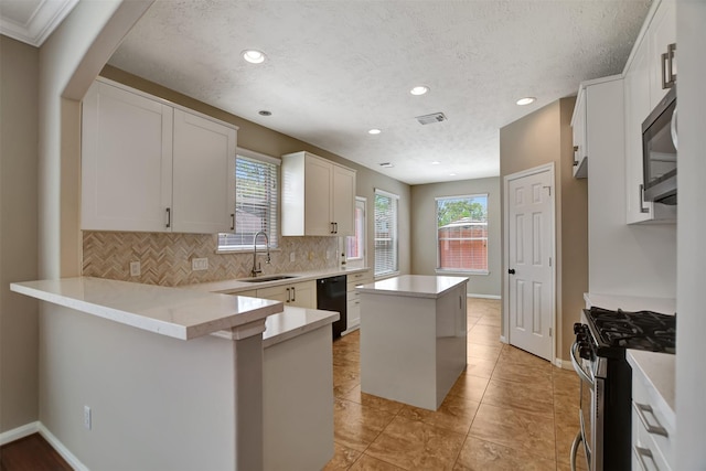 7818 Desert Canyon Ct, Houston, TX 77041 - kitchen with appliances with stainless steel finishes, a sink, tasteful backsplash, a center island, and a peninsula