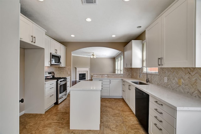 7818 Desert Canyon Ct, Houston, TX 77041 - kitchen with stainless steel appliances, a sink, ceiling fan, tasteful backsplash, and a kitchen island