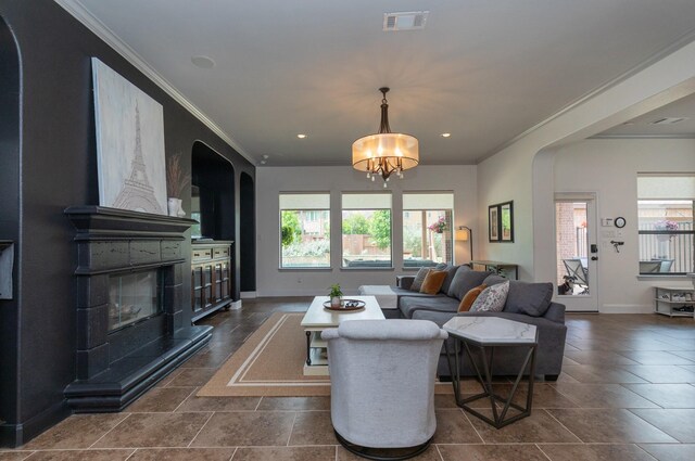 7 Fort Graham Ct, Missouri City, TX 77459 - living area with plenty of natural light, ornamental molding, baseboards, a chandelier, and arched walkways
