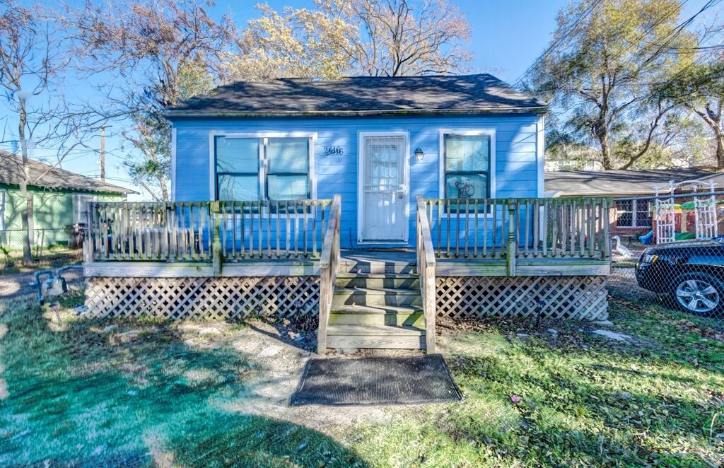 2416 Eastman St, Houston, TX 77009 - bungalow-style house with a wooden deck