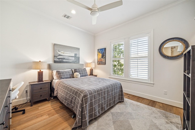 7506 Little Caprese Ln, Houston, TX 77055 - bedroom with baseboards, light wood-type flooring, crown molding, ceiling fan, and recessed lighting