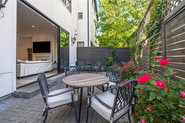 7506 Little Caprese Ln, Houston, TX 77055 - fenced backyard featuring outdoor dining space and a patio area