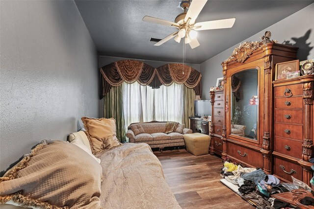 560 Donahoe Rd, Coldspring, TX 77331 - sitting room featuring ceiling fan, wood finished floors, and a textured wall