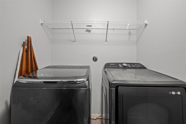 5527 Snapping Turtle Rd, Baytown, TX 77523 - laundry room with washing machine and clothes dryer