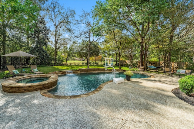 3 Forest Steppes Ct, The Woodlands, TX 77382 - view of pool featuring a patio area and a pool with connected hot tub