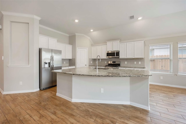 3677 Pinewood Bend Ln, Spring, TX 77386 - kitchen featuring stainless steel appliances, a sink, tasteful backsplash, white cabinetry, and crown molding
