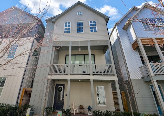2419 W Kolbe Ln, Houston, TX 77080 - view of front facade with a balcony