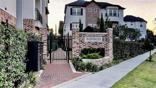 1013 E 28th St, Houston, TX 77009 - community / neighborhood sign featuring a gate