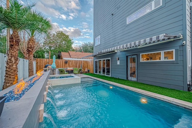 536 Rutland Pl, Houston, TX 77007 - view of swimming pool featuring a fenced backyard and a pool with connected hot tub