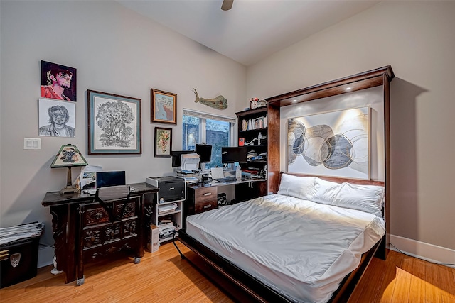 536 Rutland Pl, Houston, TX 77007 - bedroom with light wood-type flooring, a ceiling fan, and a desk