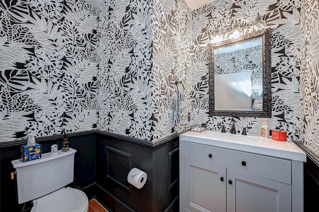 536 Rutland Pl, Houston, TX 77007 - bathroom featuring wallpapered walls, toilet, vanity, and a wainscoted wall