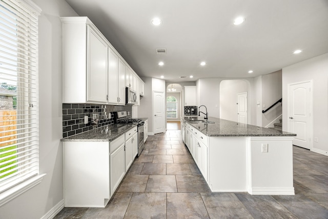 12510 Sherborne Castle Ct, Tomball, TX 77375 - kitchen with stainless steel appliances, a sink, baseboards, backsplash, and recessed lighting