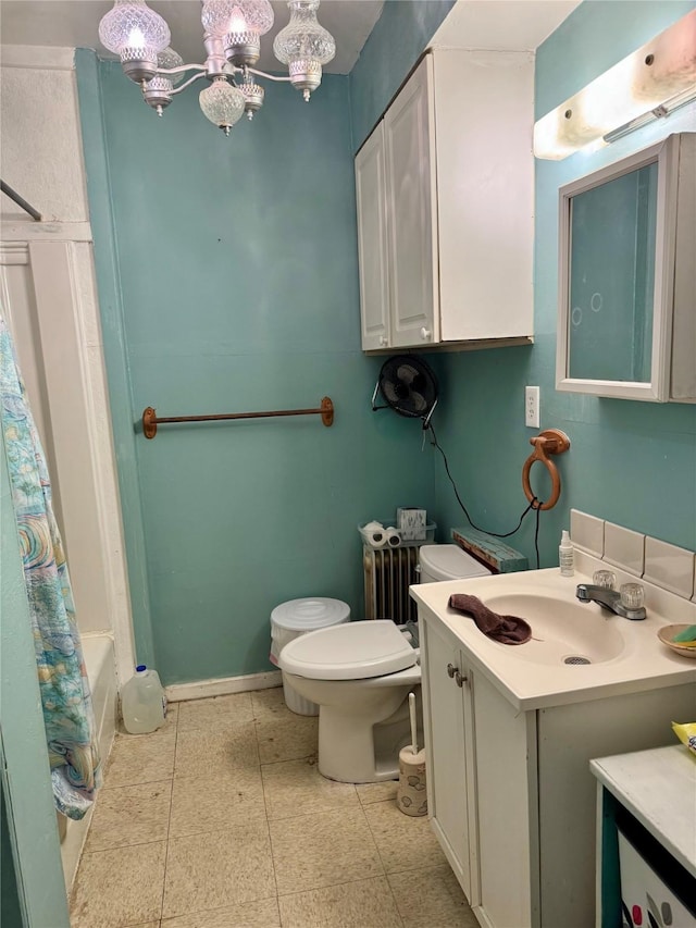 385 Ole Long Pull Rd, Livingston, TX 77351 - full bath featuring radiator heating unit, toilet, vanity, a chandelier, and shower / tub combo