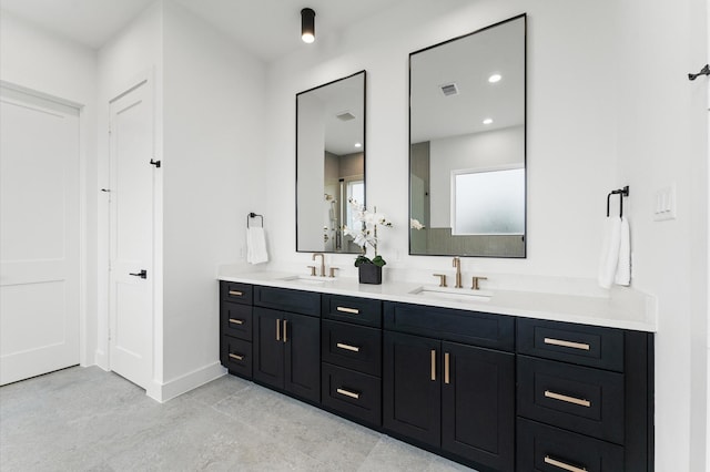 819 Dorothy St Unit B, Houston, TX 77008 - full bathroom with double vanity and baseboards