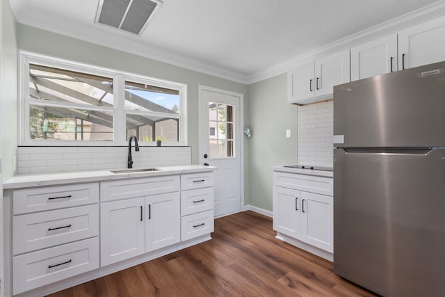 3815 Griffin Ln, Missouri City, TX 77459 - kitchen featuring freestanding refrigerator, a sink, backsplash, crown molding, and dark wood-style floors