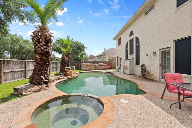 1012 Walnut Pointe, League City, TX 77573 - view of swimming pool featuring a fenced backyard, a pool with connected hot tub, and a patio area