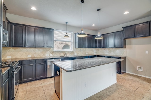 6763 Indian Ldg, San Antonio, TX 78253 - kitchen with stainless steel appliances, a sink, dark stone countertops, backsplash, and decorative light fixtures