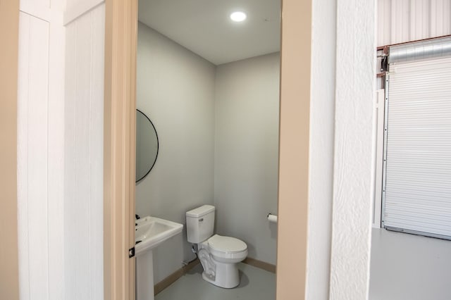 103 Whispering Oaks, Somerville, TX 77879 - half bathroom featuring toilet and recessed lighting