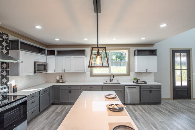 103 Whispering Oaks, Somerville, TX 77879 - kitchen with appliances with stainless steel finishes, gray cabinets, a sink, light wood-style flooring, and recessed lighting