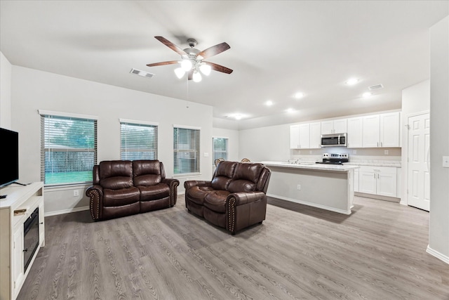 643 E Fairway Lake Dr, Alvin, TX 77511 - living room featuring a ceiling fan, light wood-style floors, baseboards, and recessed lighting