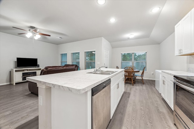 643 E Fairway Lake Dr, Alvin, TX 77511 - kitchen with stainless steel appliances, a sink, light countertops, light wood finished floors, and recessed lighting