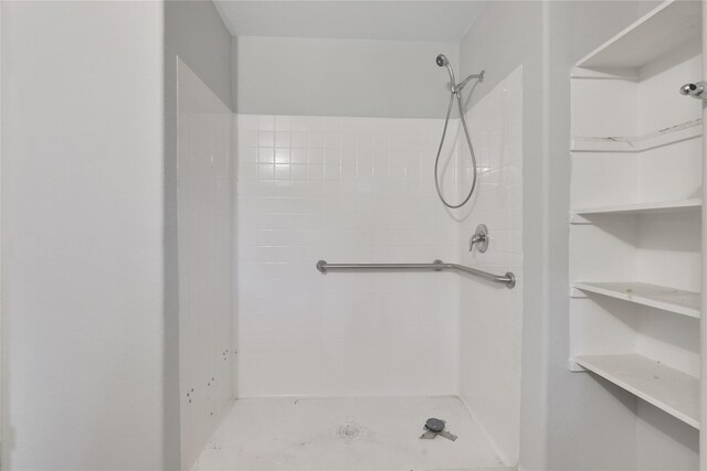 424 Baker Cir, Ames, TX 77575 - bathroom with a stall shower