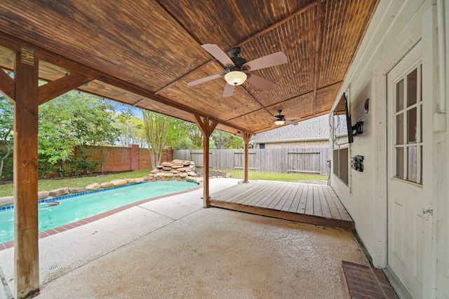 718 Presley Way, Sugar Land, TX 77479 - fenced backyard featuring a ceiling fan and a patio area