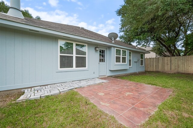 2902 Secluded Dr, Sugar Land, TX 77498 - back of property with a patio area